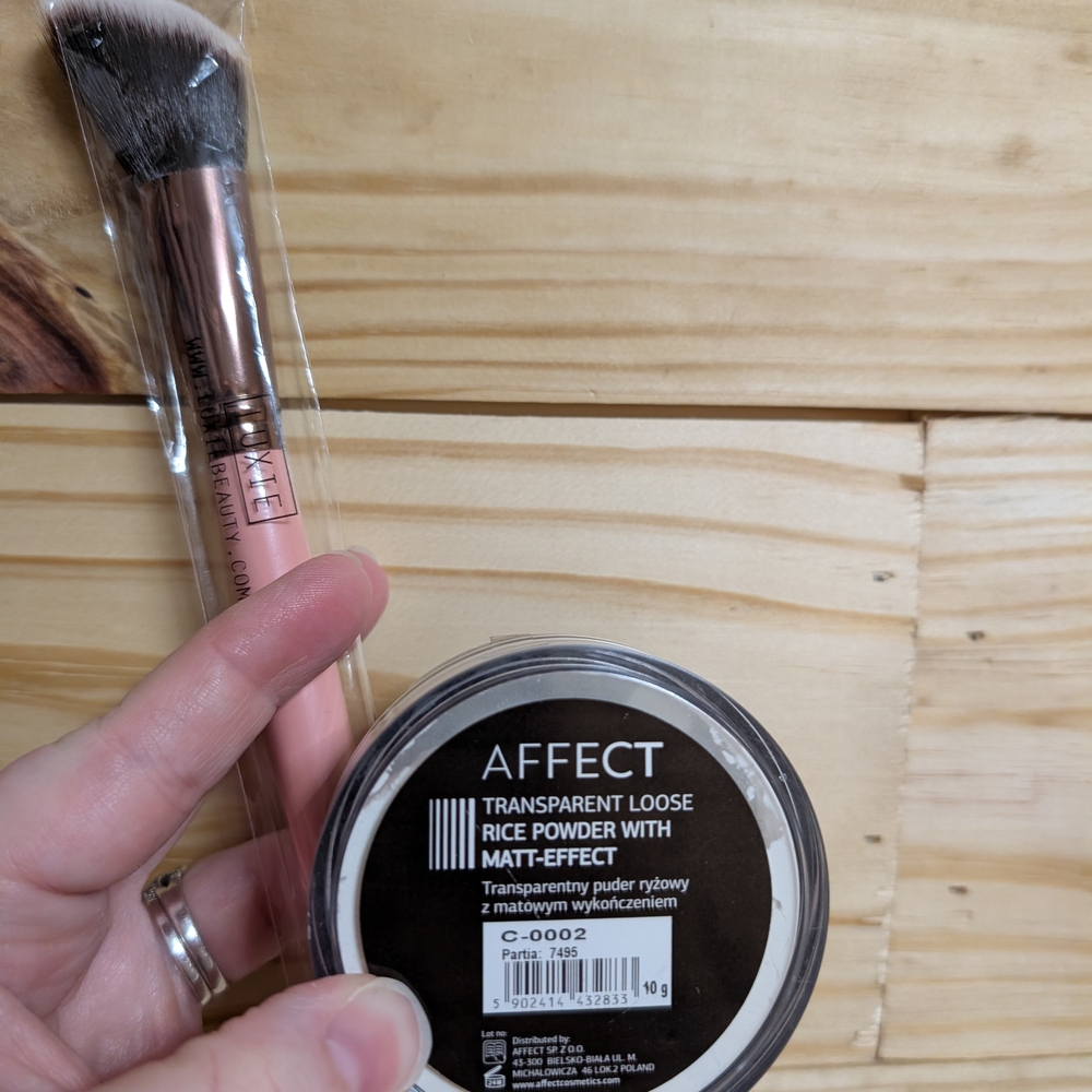 Affect Transparent Loose Rice-powder With Matt Effect with Pink Makeup Brush - Picture 2 of 4